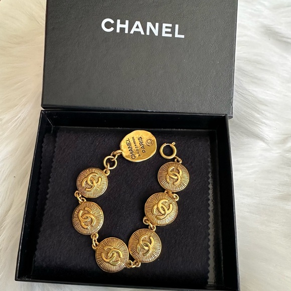 Stunning CC Bracelet - Picture 4 of 14